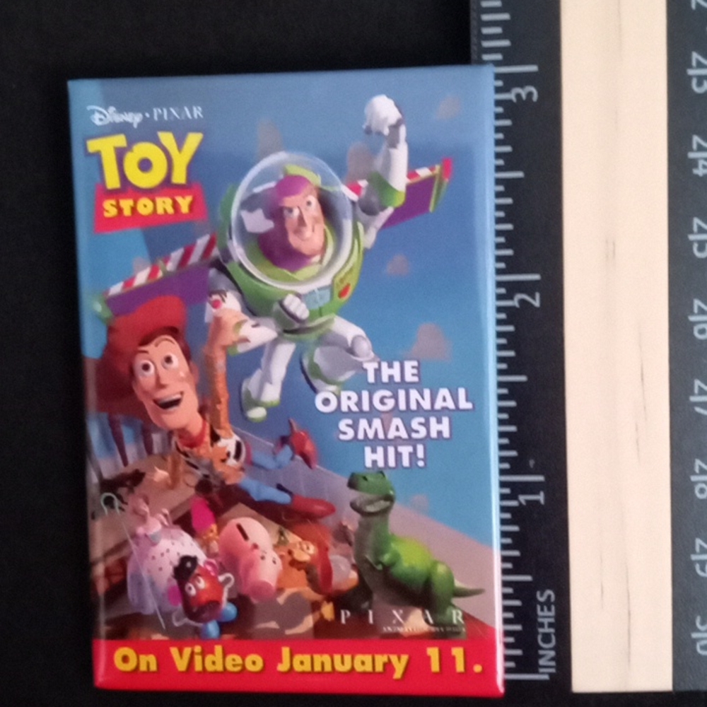 DISNEY STORE CAST MEMBER POSTER PIN - Picture 2 of 3